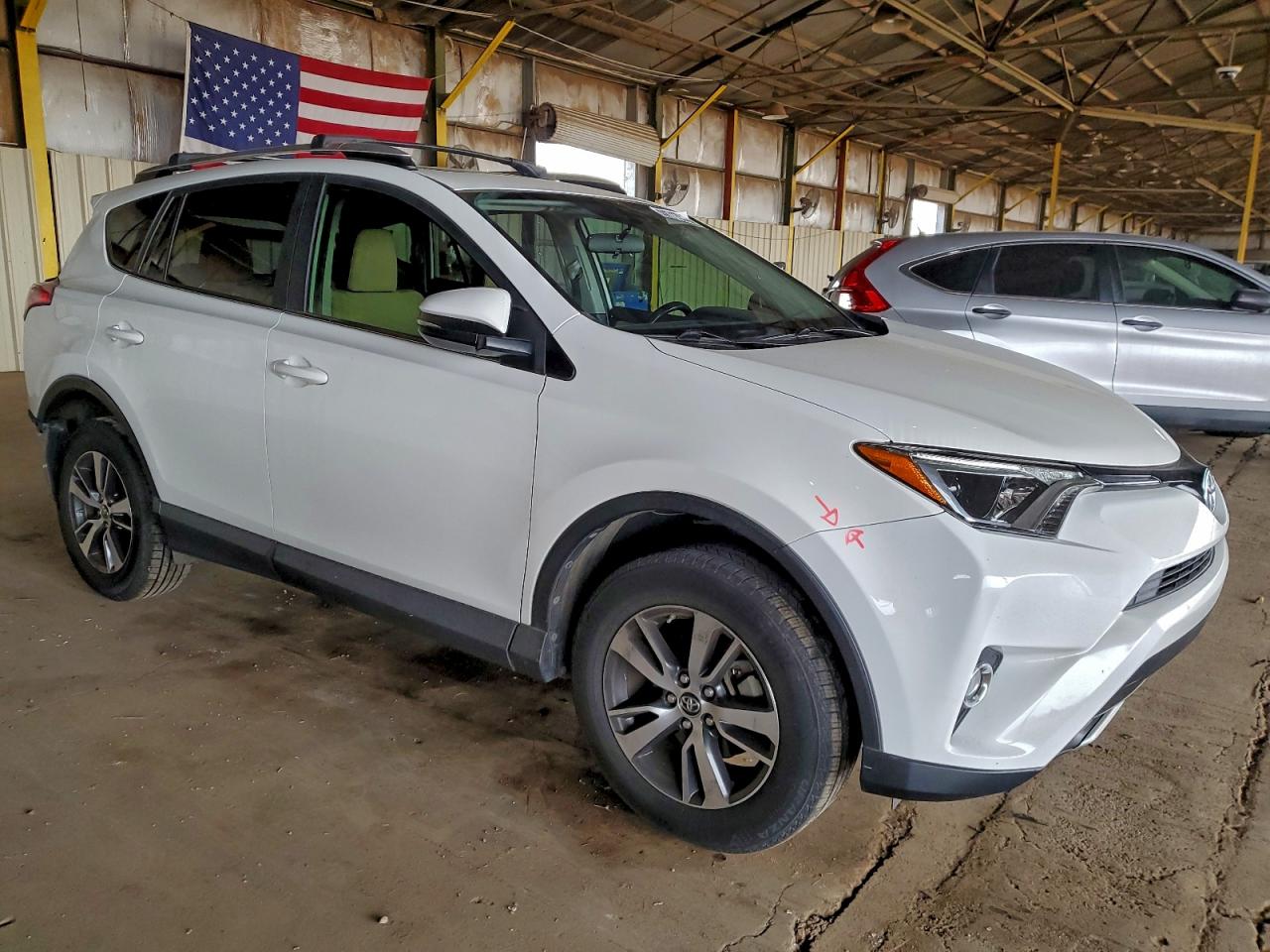 2016 TOYOTA RAV4 XLE photo 4