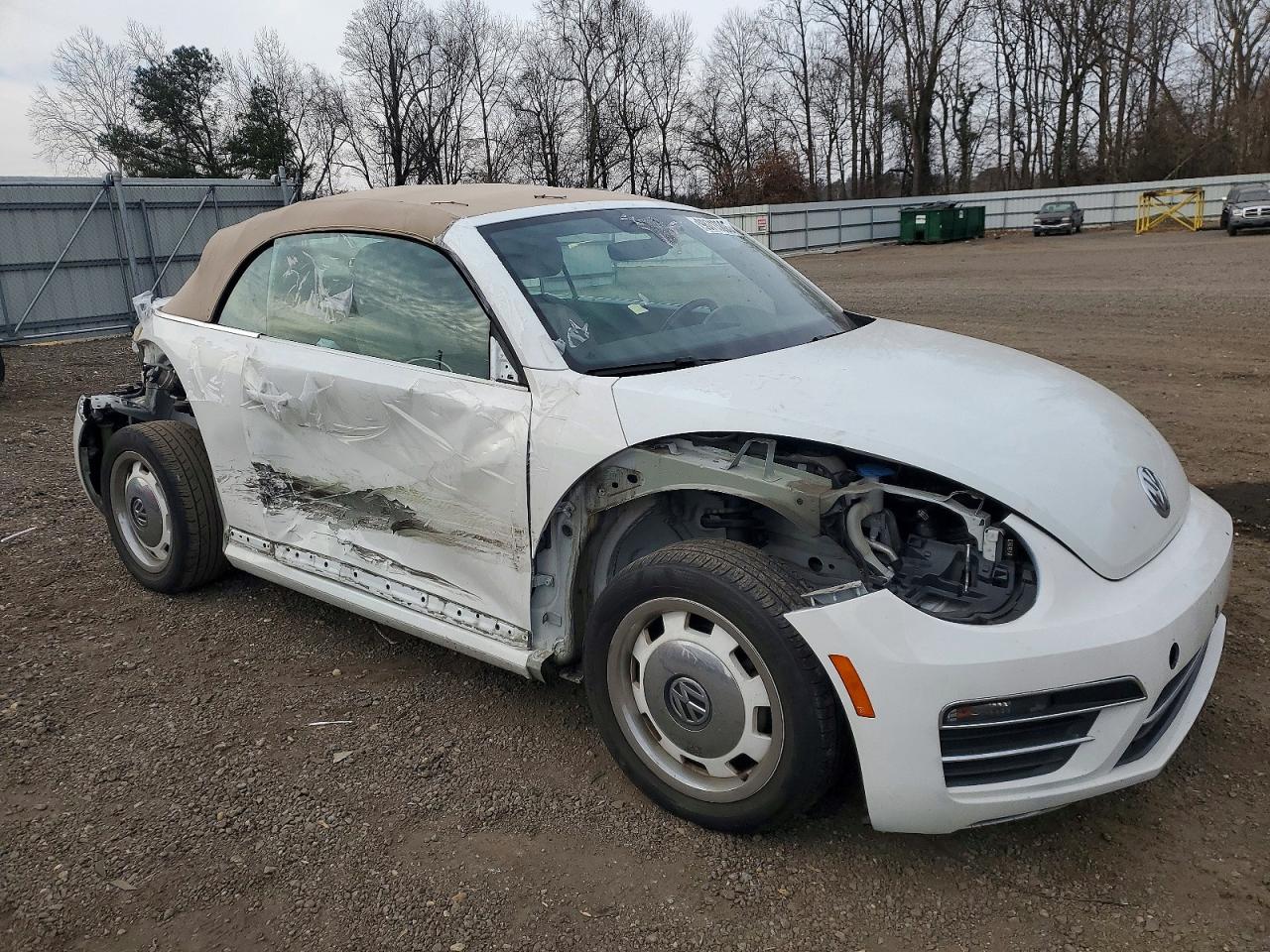 2018 VOLKSWAGEN BEETLE S photo 4