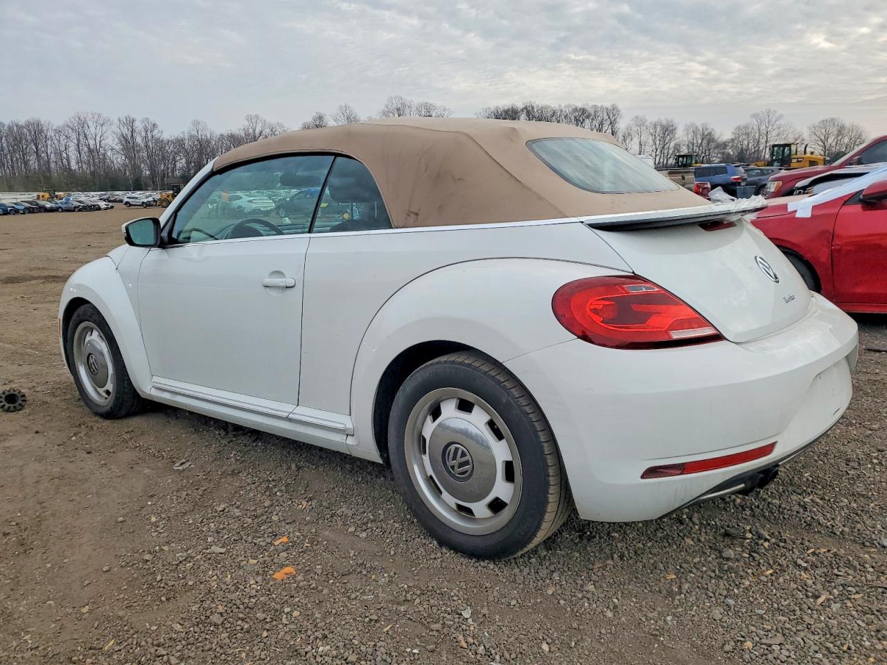 2018 VOLKSWAGEN BEETLE S photo 2