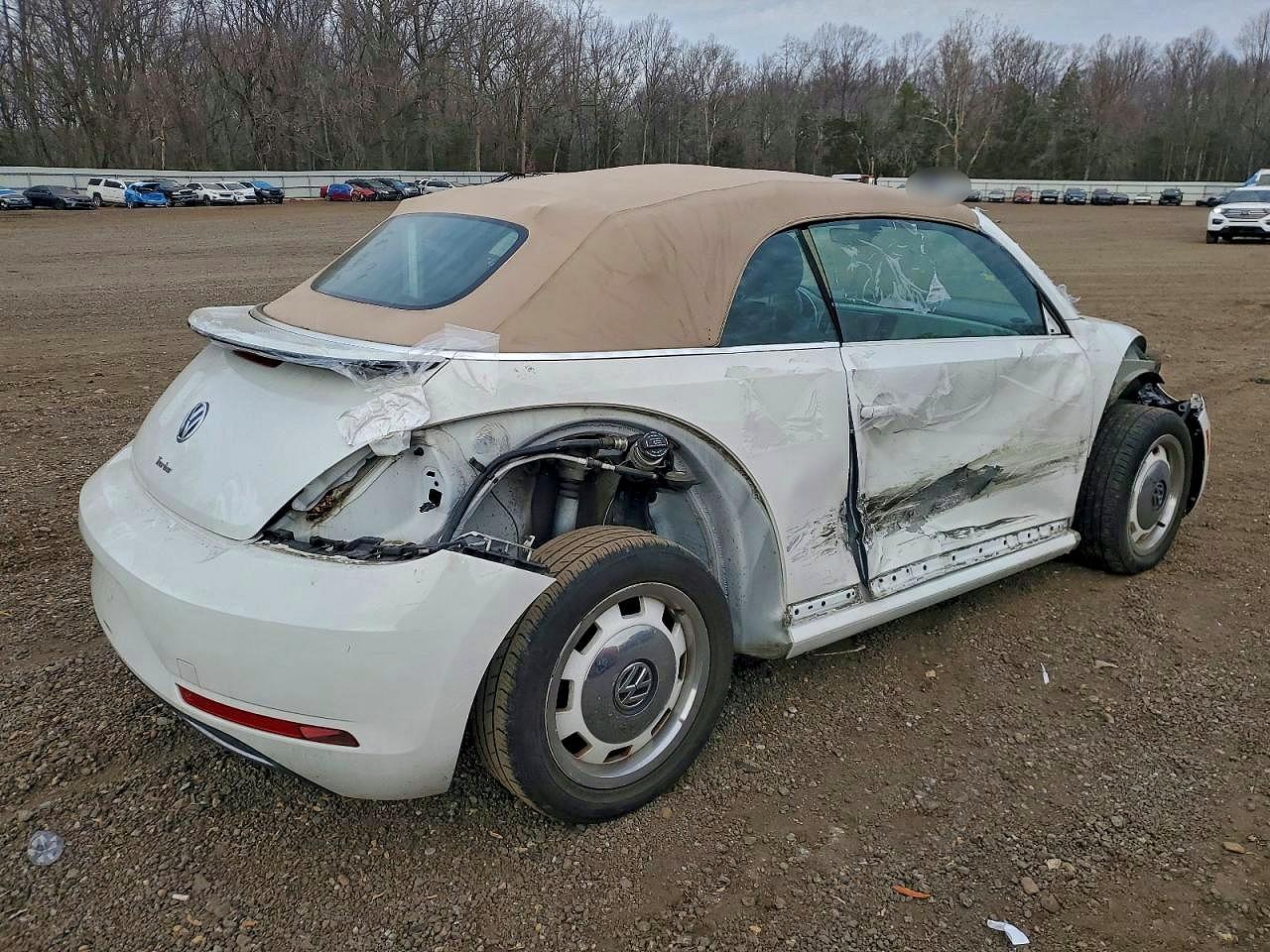 2018 VOLKSWAGEN BEETLE S photo 3
