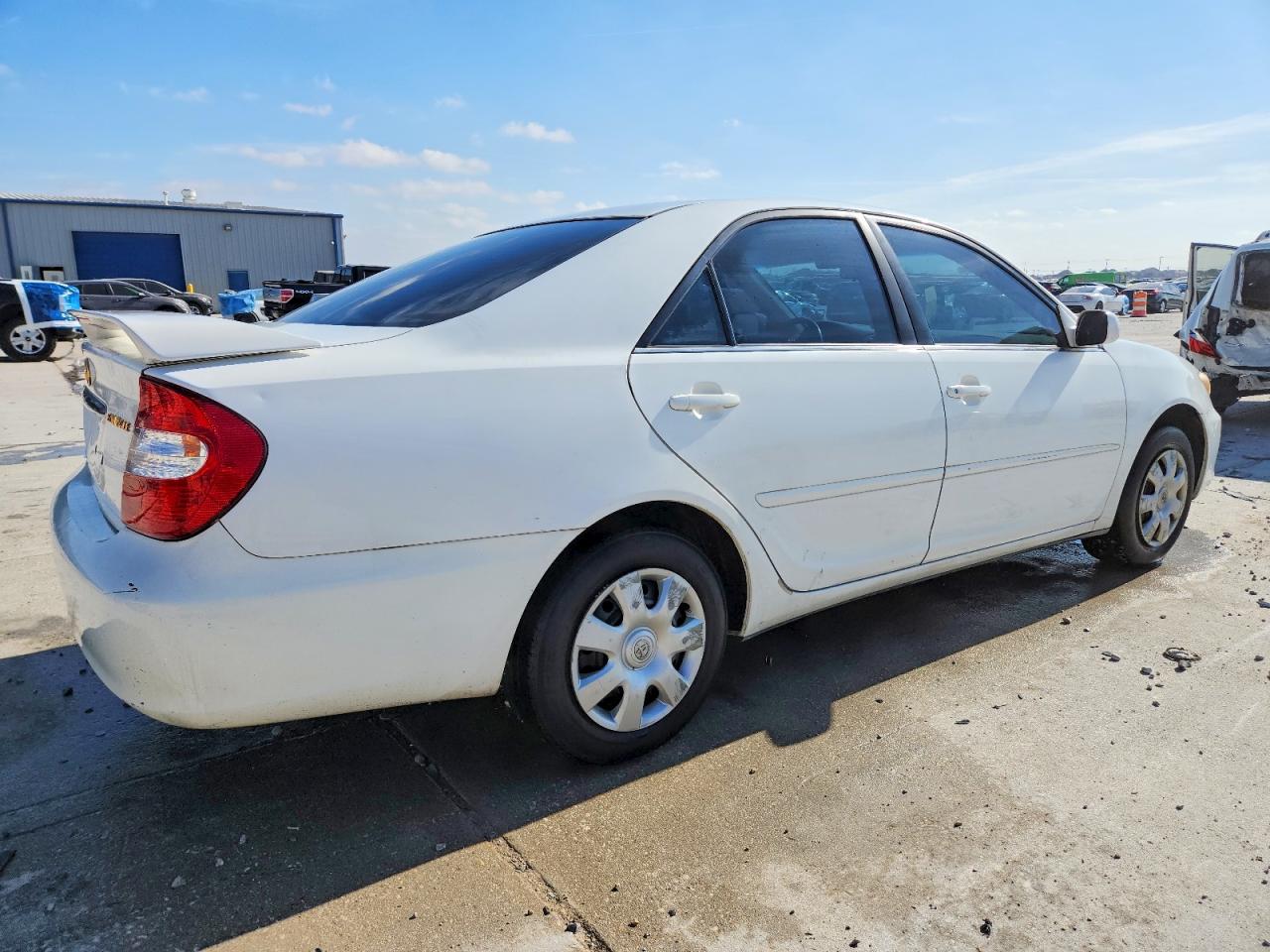 2003 TOYOTA CAMRY LE photo 3