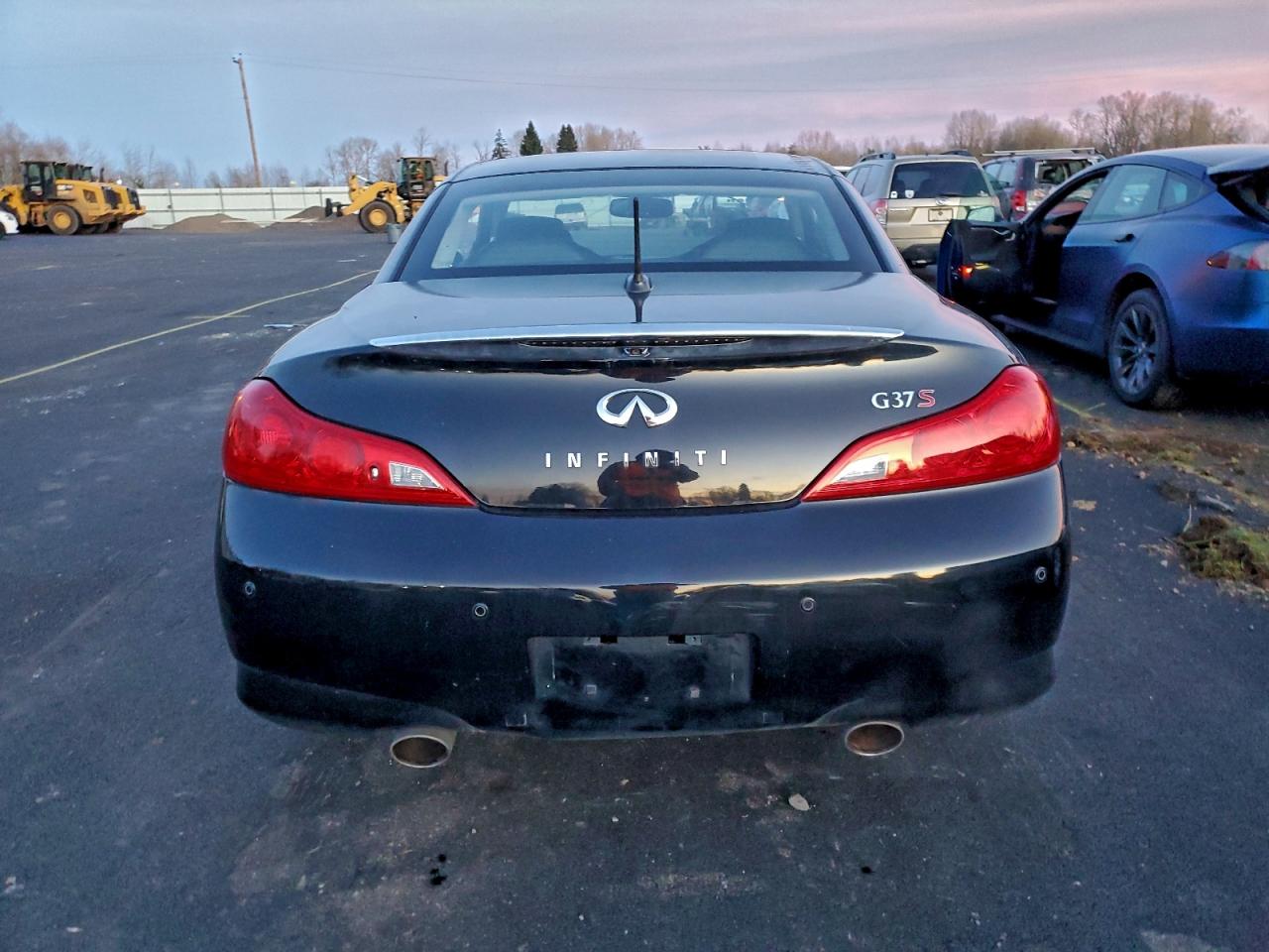 2011 INFINITI G37 BASE photo 6