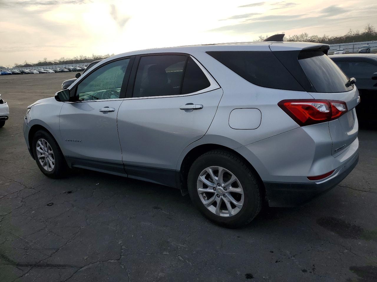 2019 CHEVROLET EQUINOX LT photo 2