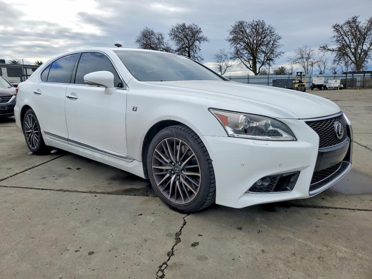 2014 LEXUS LS 460 photo 4
