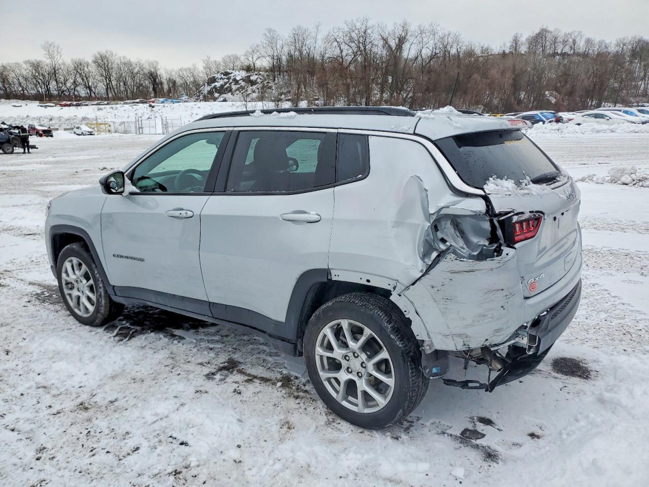 2024 JEEP COMPASS LATITUDE LUX photo 2
