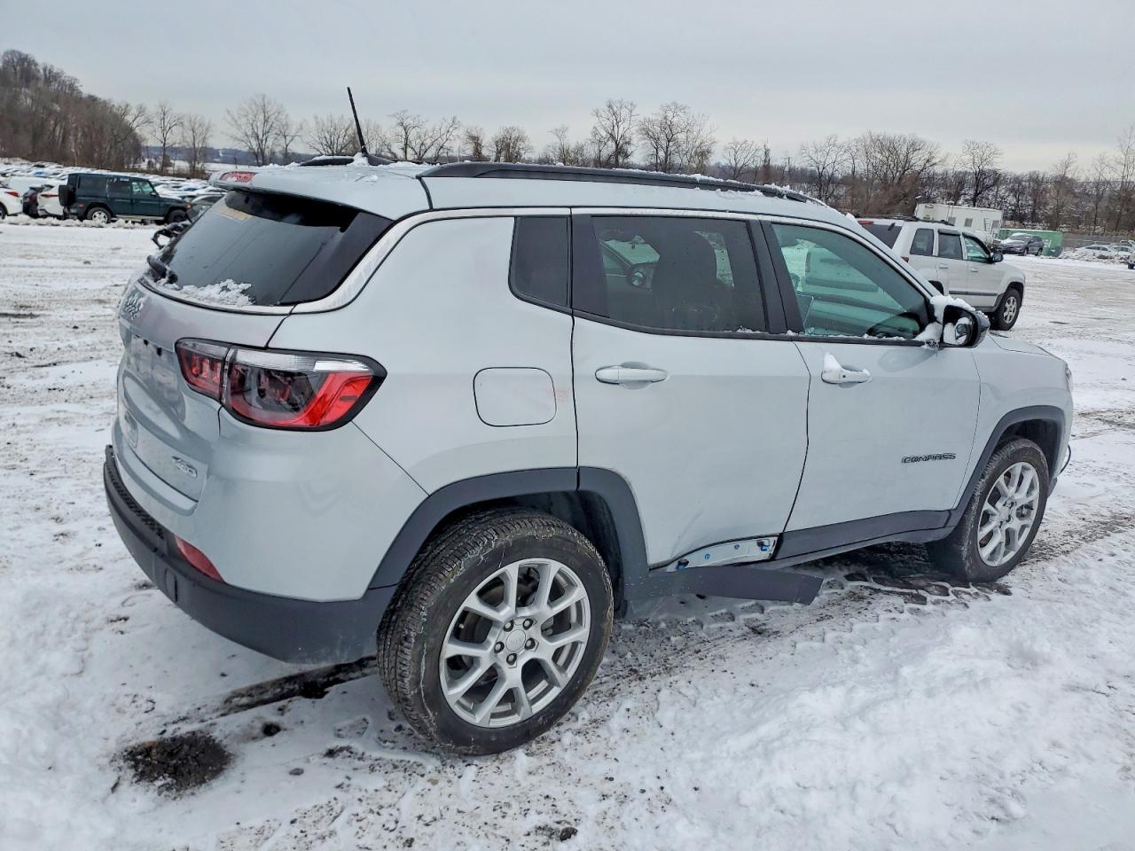 2024 JEEP COMPASS LATITUDE LUX photo 3