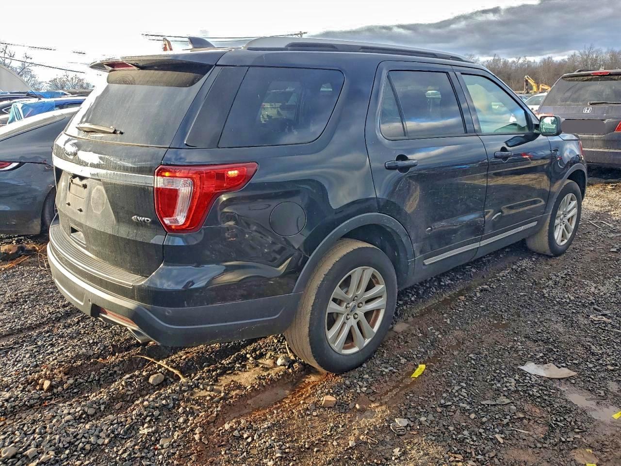 2018 FORD EXPLORER XLT photo 3