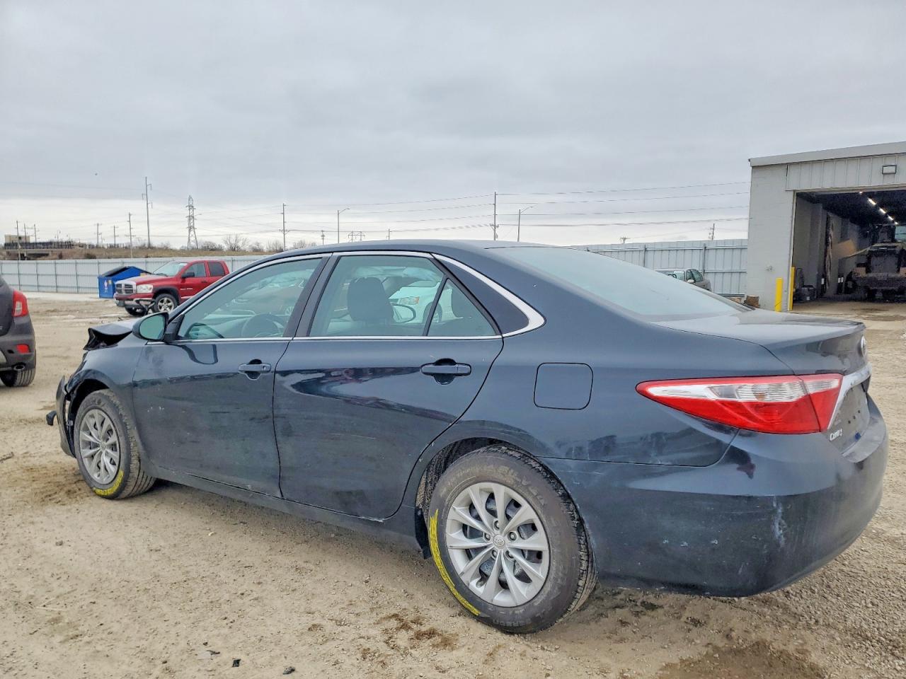 2016 TOYOTA CAMRY LE photo 2