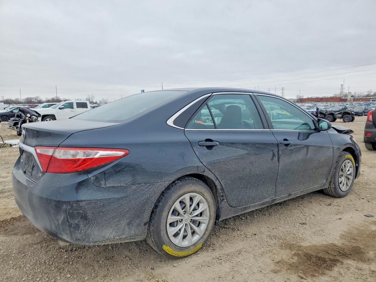 2016 TOYOTA CAMRY LE photo 3