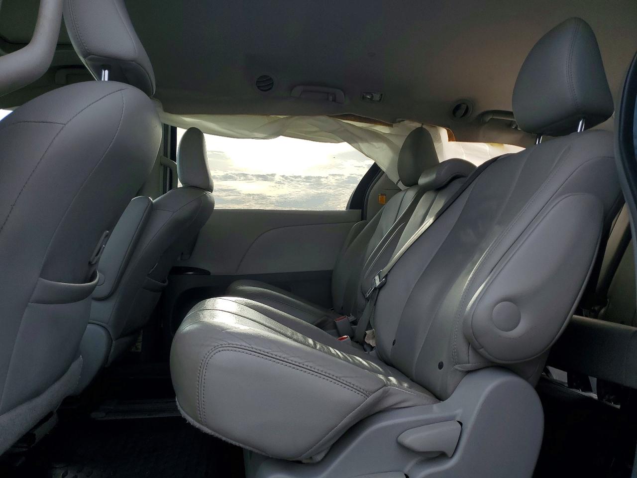2013 TOYOTA SIENNA XLE photo 19