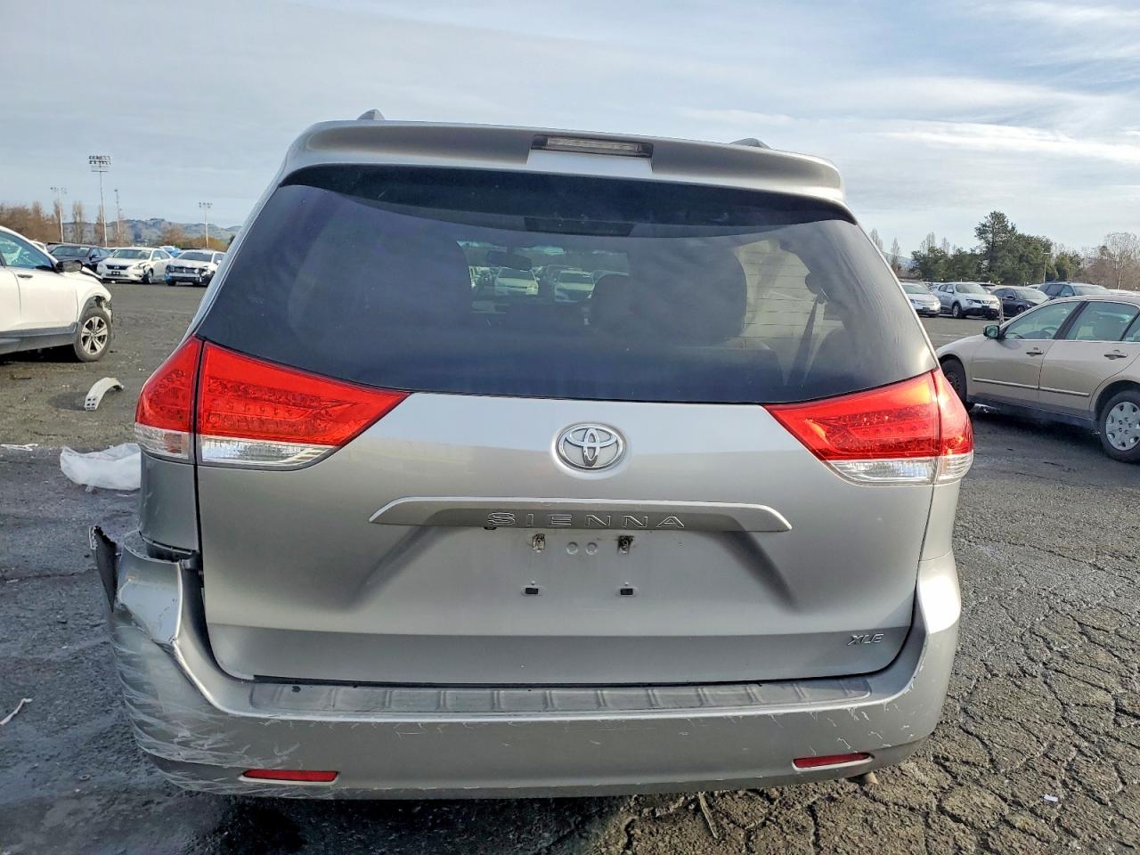 2013 TOYOTA SIENNA XLE photo 11