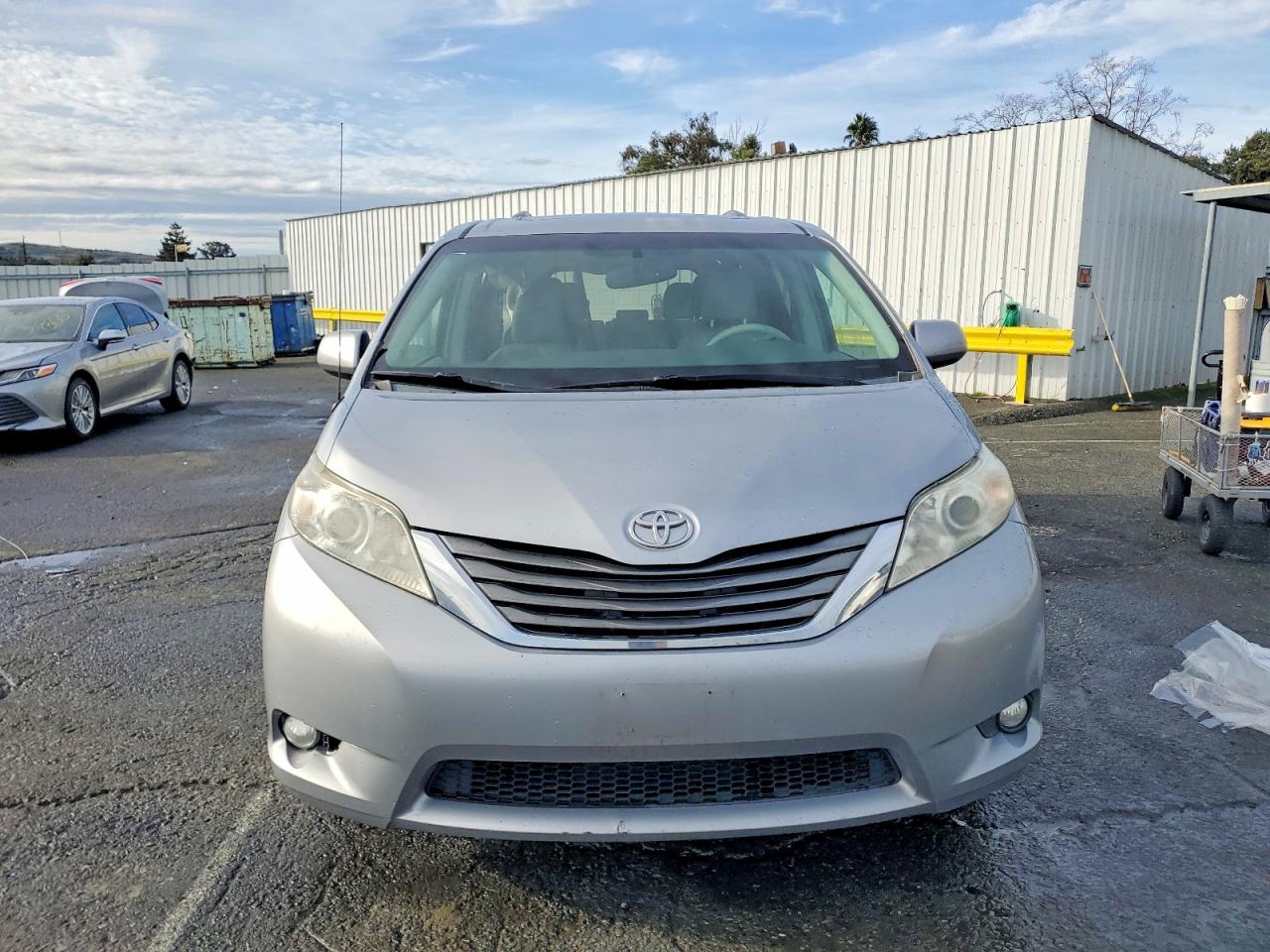 2013 TOYOTA SIENNA XLE photo 9