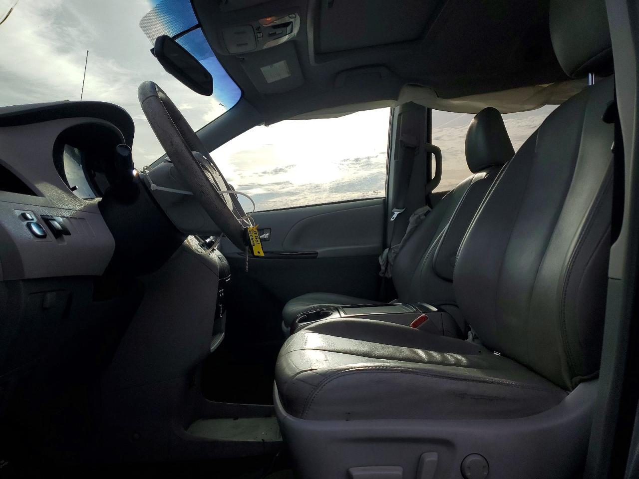 2013 TOYOTA SIENNA XLE photo 13