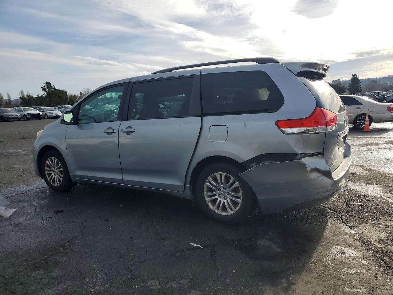 2013 TOYOTA SIENNA XLE photo 3