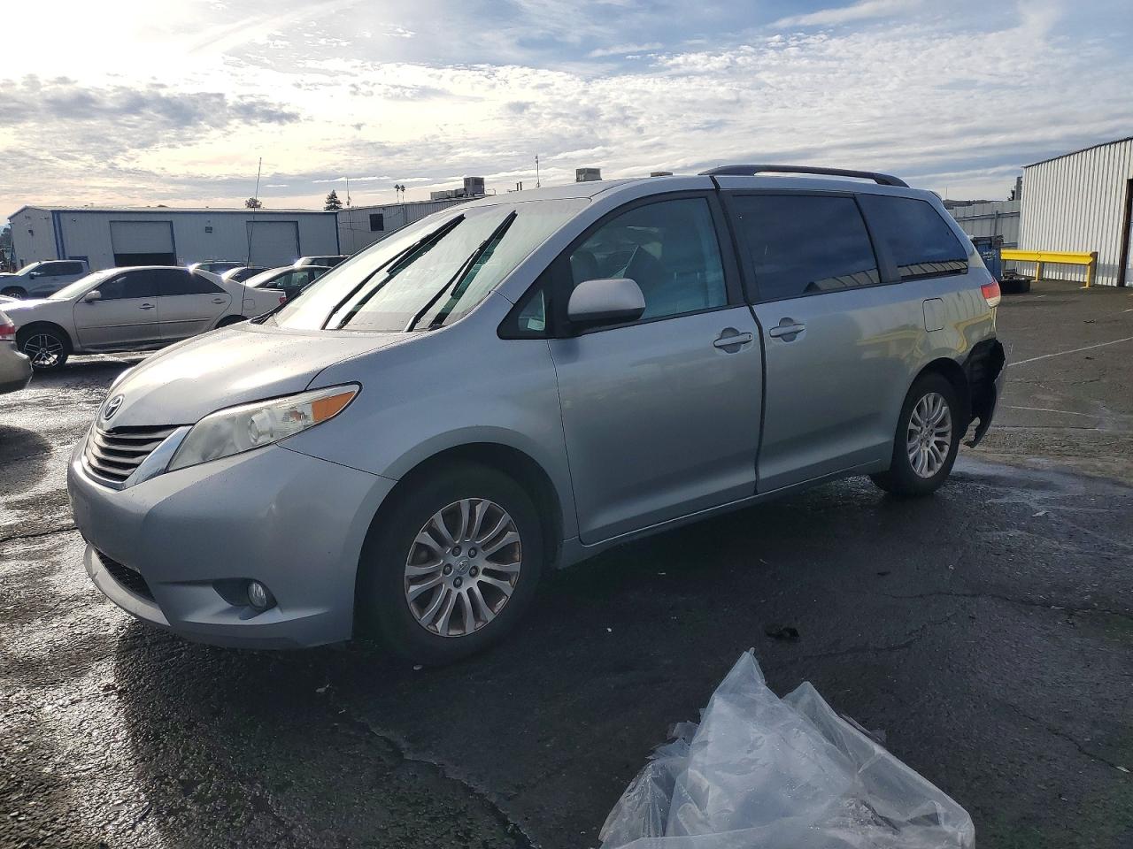 2013 TOYOTA SIENNA