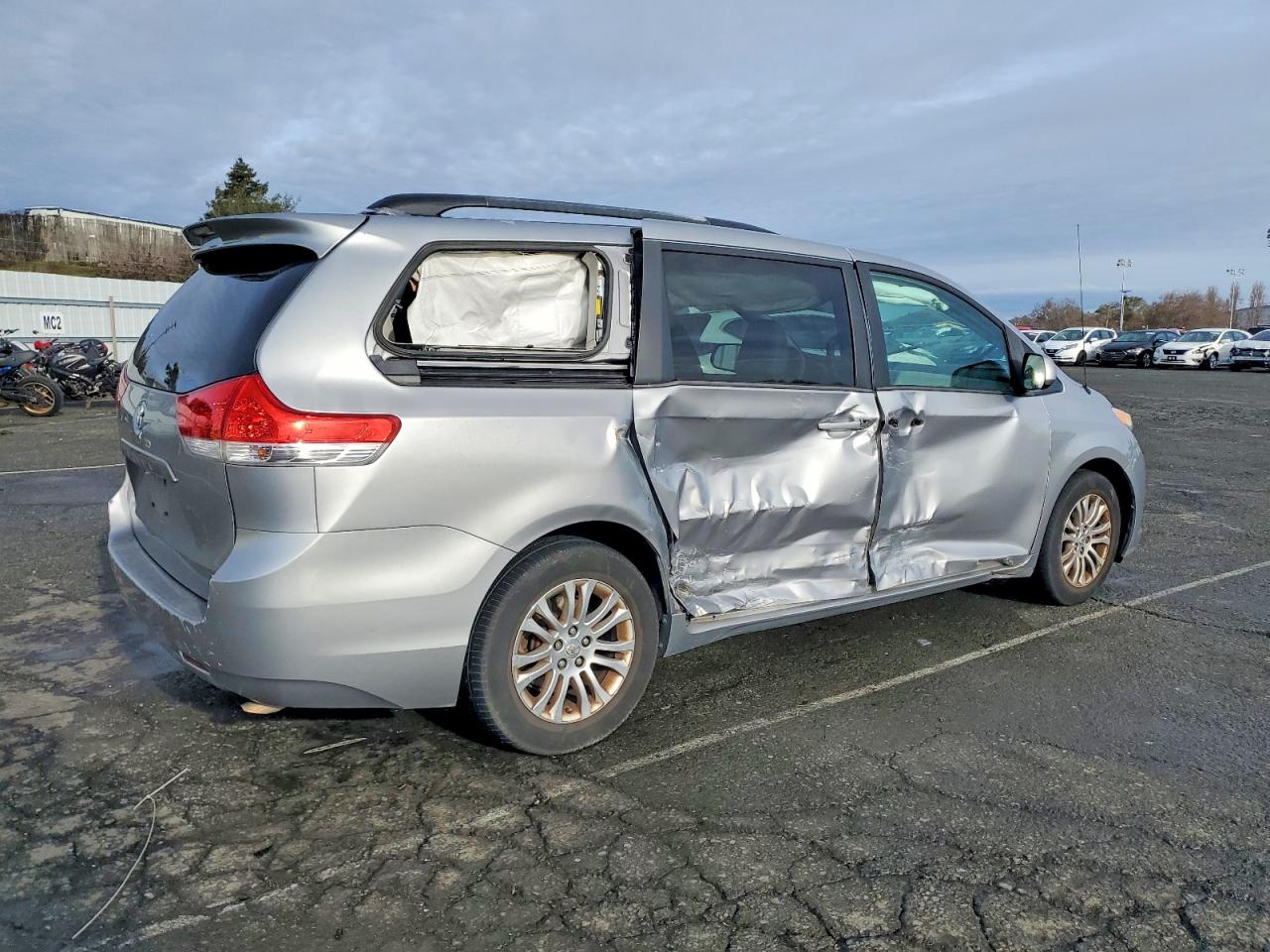 2013 TOYOTA SIENNA XLE photo 5