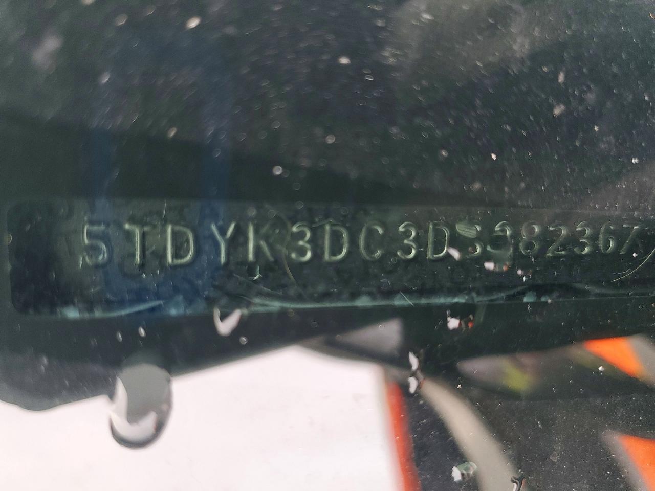 2013 TOYOTA SIENNA XLE photo 23