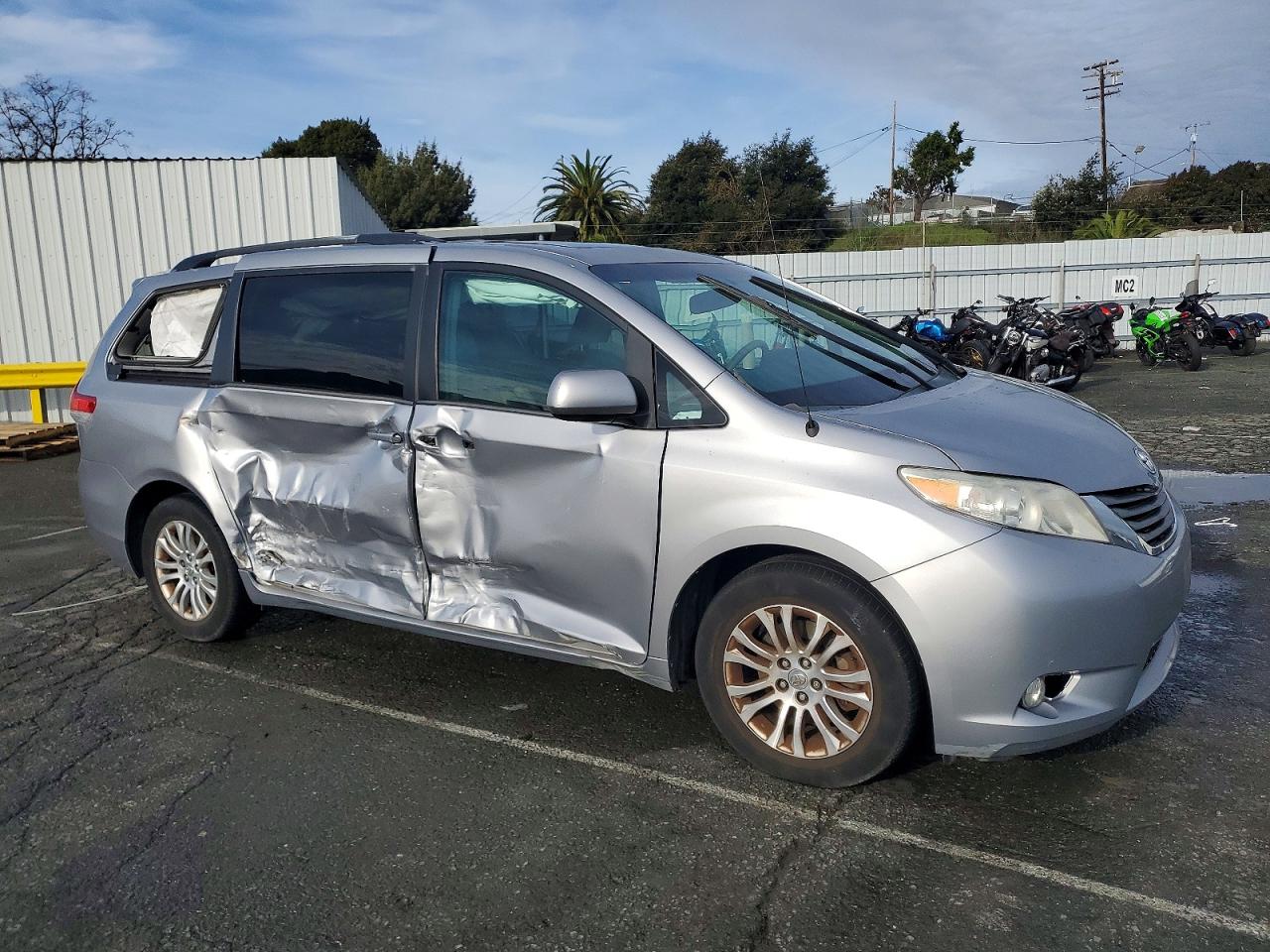 2013 TOYOTA SIENNA XLE photo 7