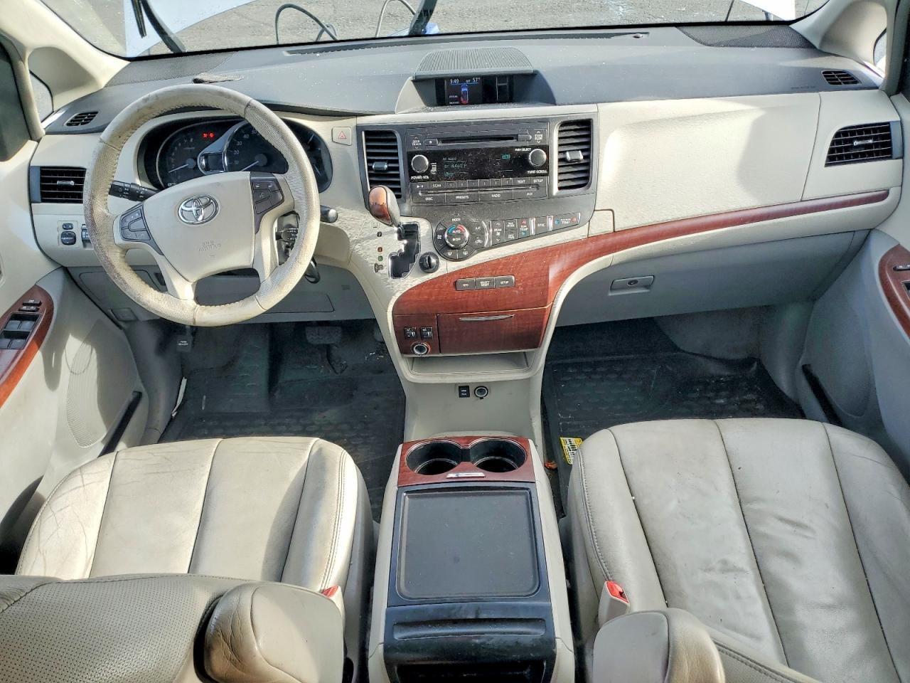 2013 TOYOTA SIENNA XLE photo 15