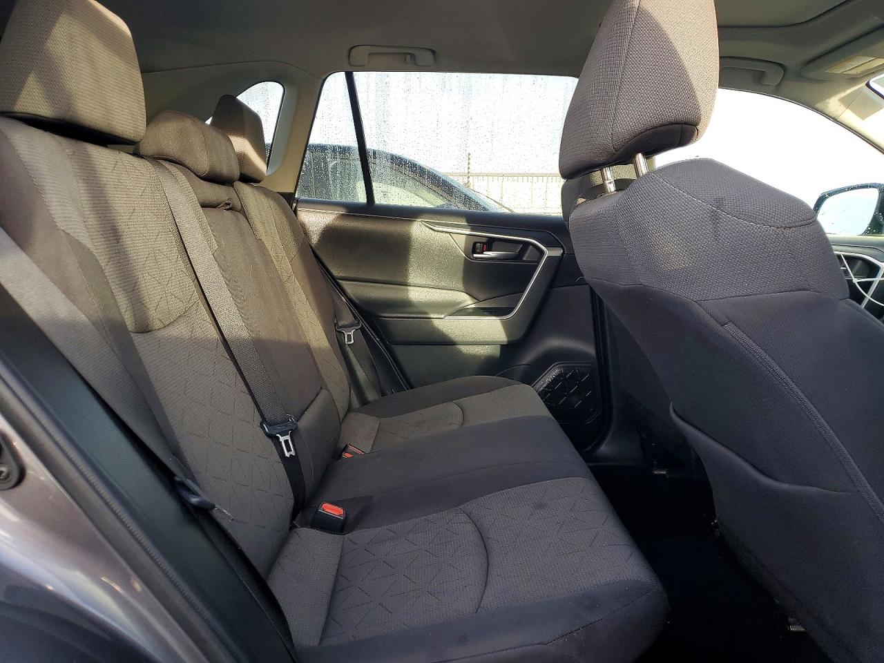 2021 TOYOTA RAV4 XLE photo 11