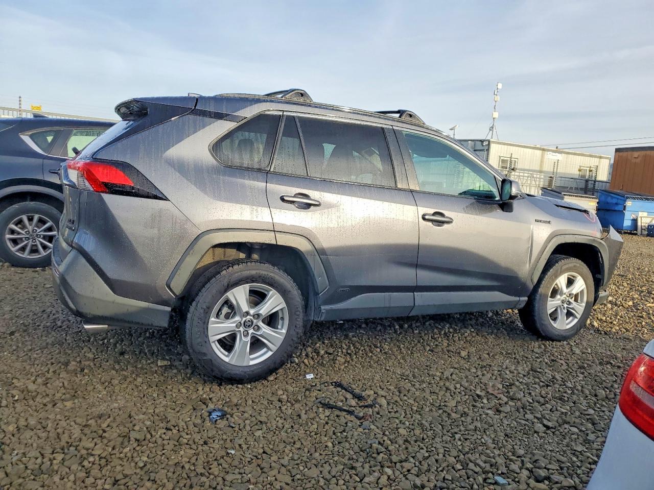2021 TOYOTA RAV4 XLE photo 3