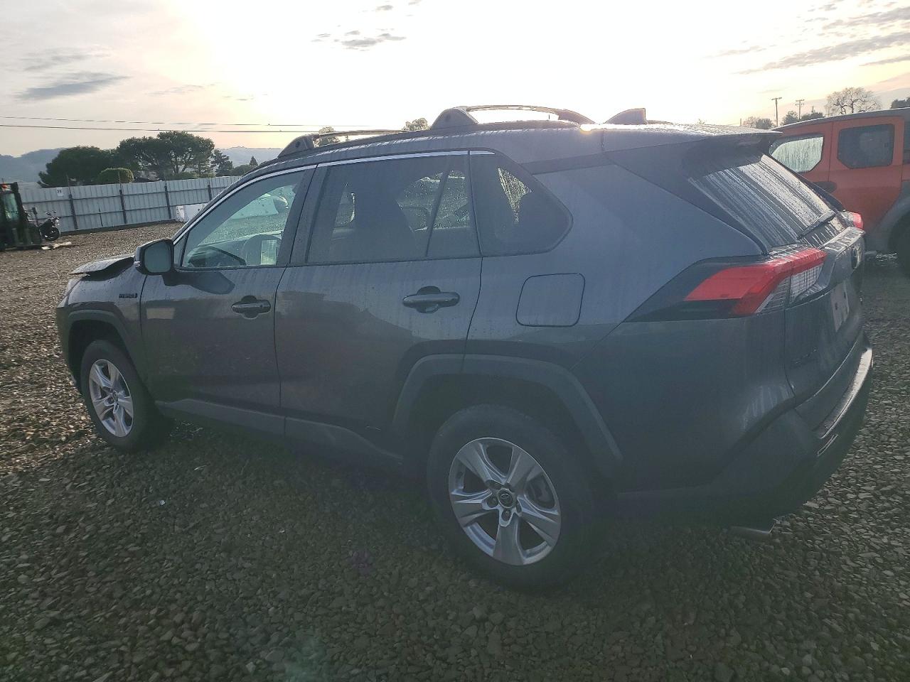 2021 TOYOTA RAV4 XLE photo 2