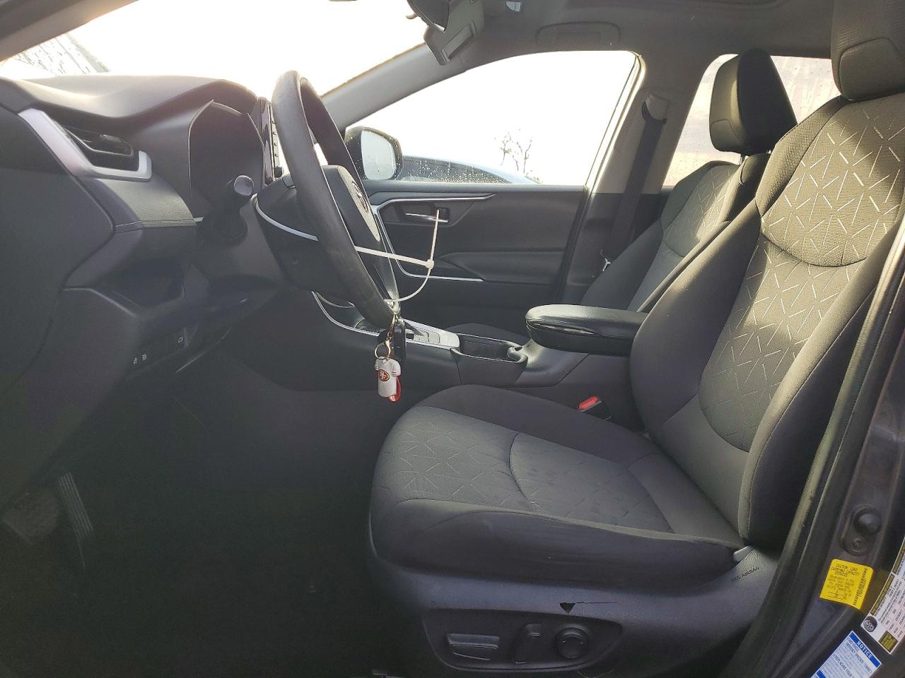 2021 TOYOTA RAV4 XLE photo 7