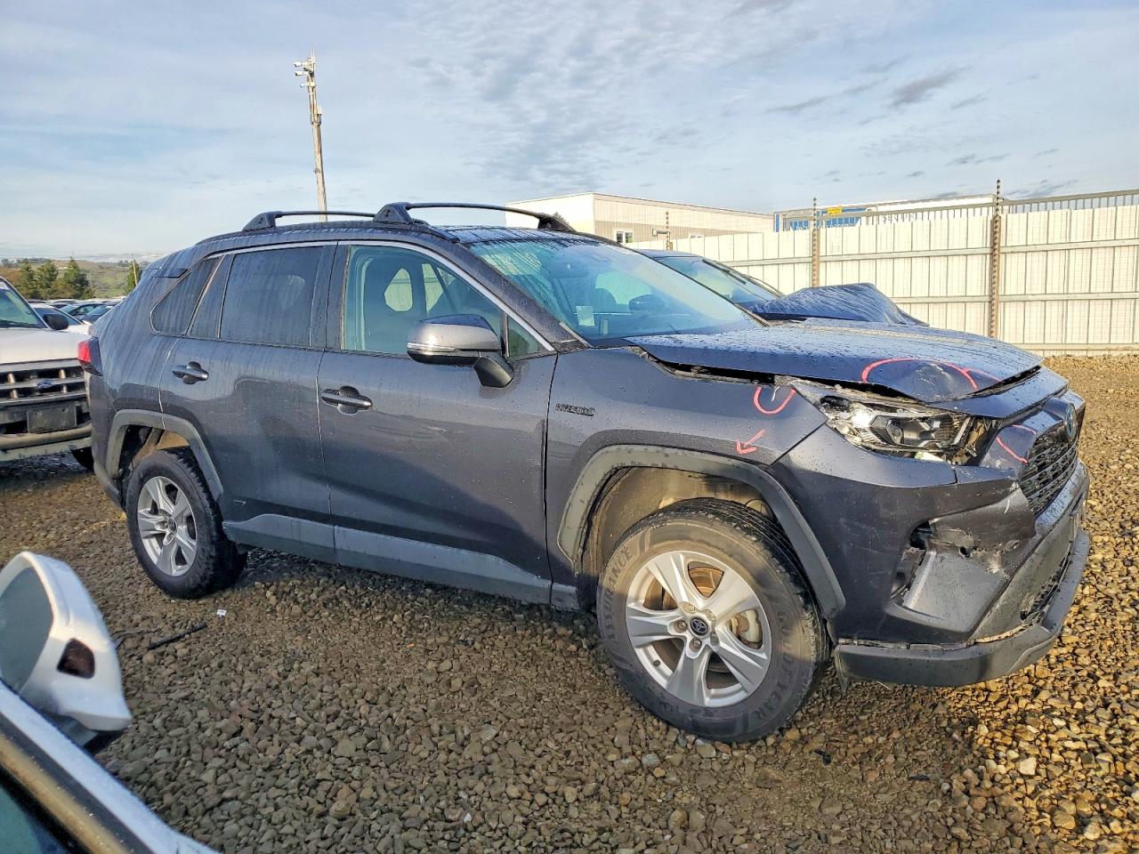 2021 TOYOTA RAV4 XLE photo 4