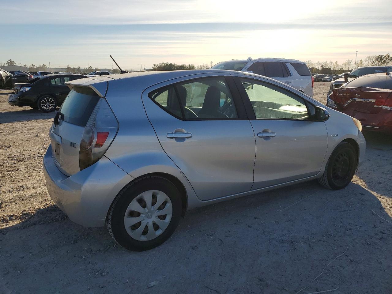 2013 TOYOTA PRIUS C photo 3