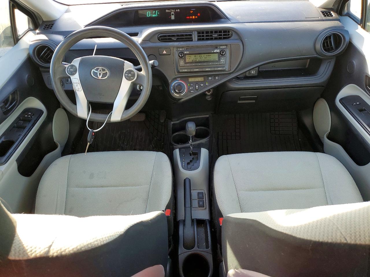2013 TOYOTA PRIUS C photo 8