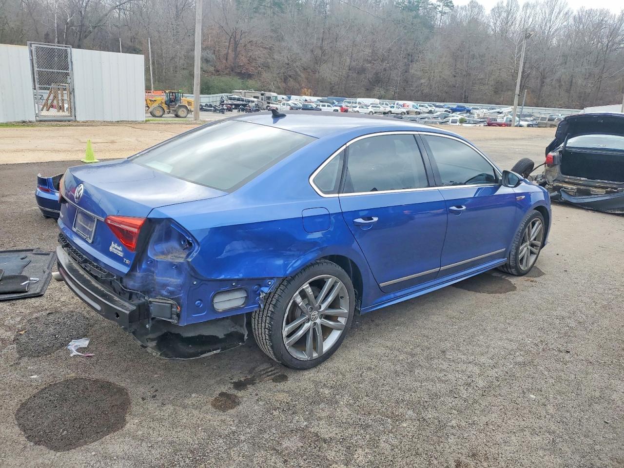 2017 VOLKSWAGEN PASSAT R-LINE photo 3
