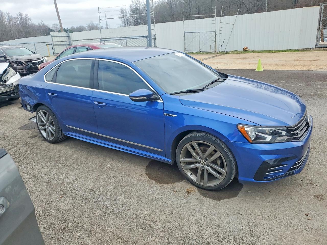 2017 VOLKSWAGEN PASSAT R-LINE photo 4