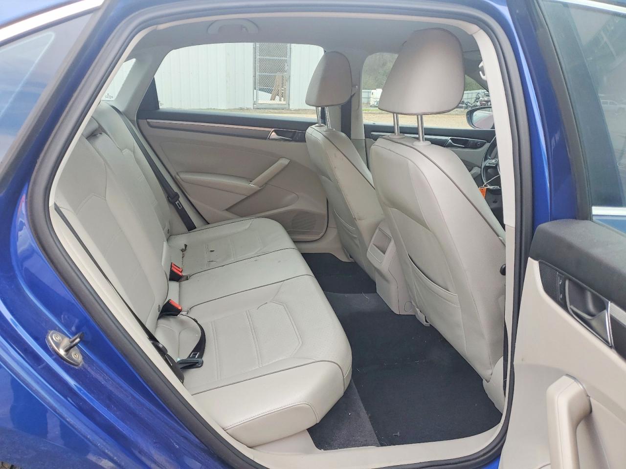 2017 VOLKSWAGEN PASSAT R-LINE photo 10