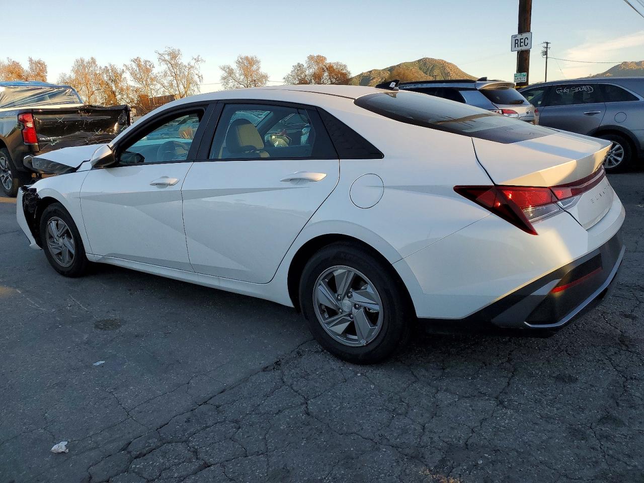 2025 HYUNDAI ELANTRA SE photo 2