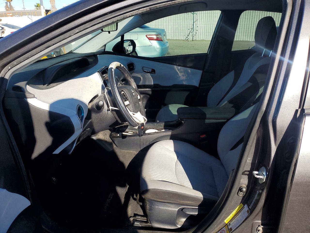 2016 TOYOTA PRIUS photo 7