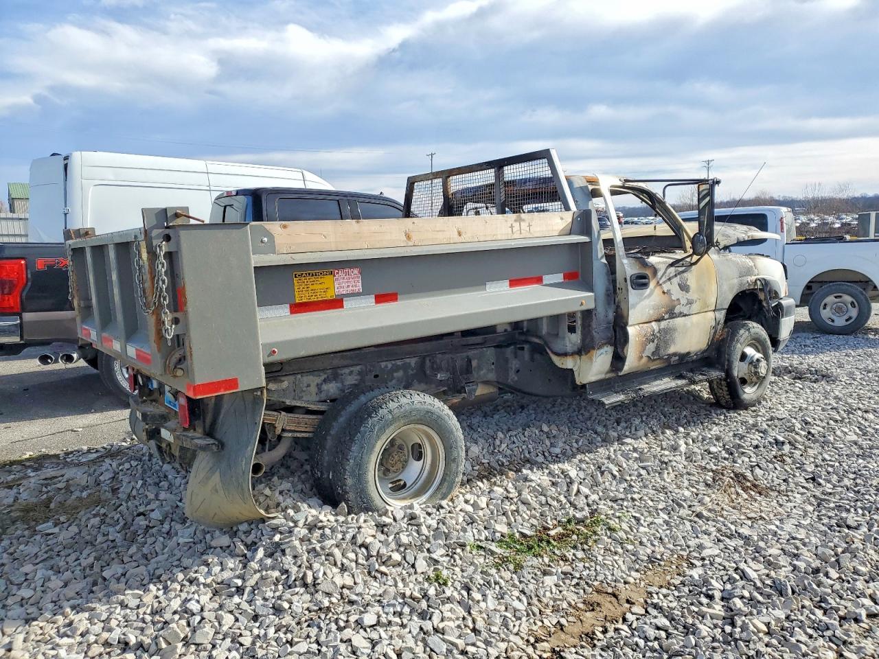 2006 CHEVROLET SILVERADO DUMP TRUCK photo 3