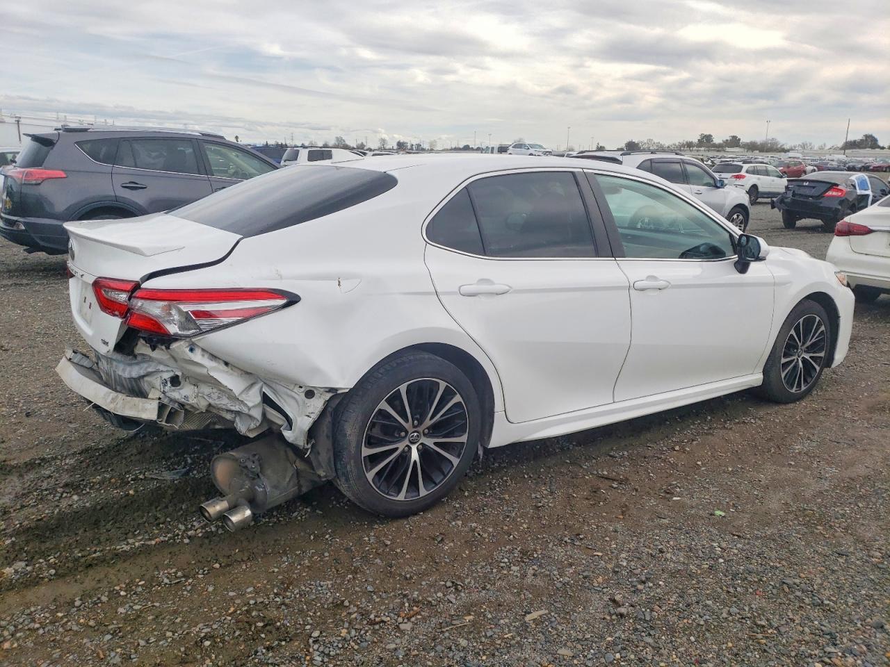 2019 TOYOTA CAMRY L photo 3