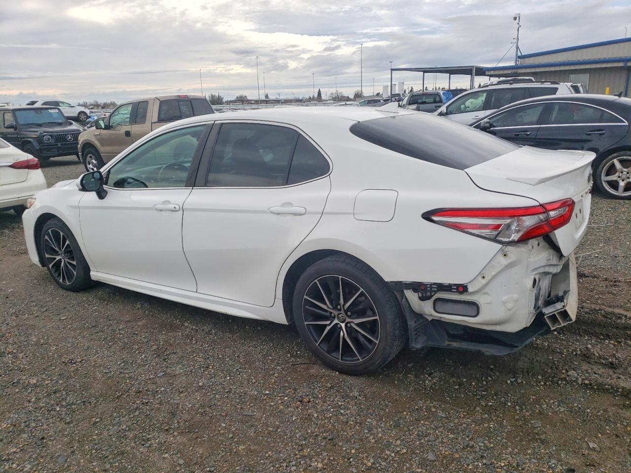 2019 TOYOTA CAMRY L photo 2