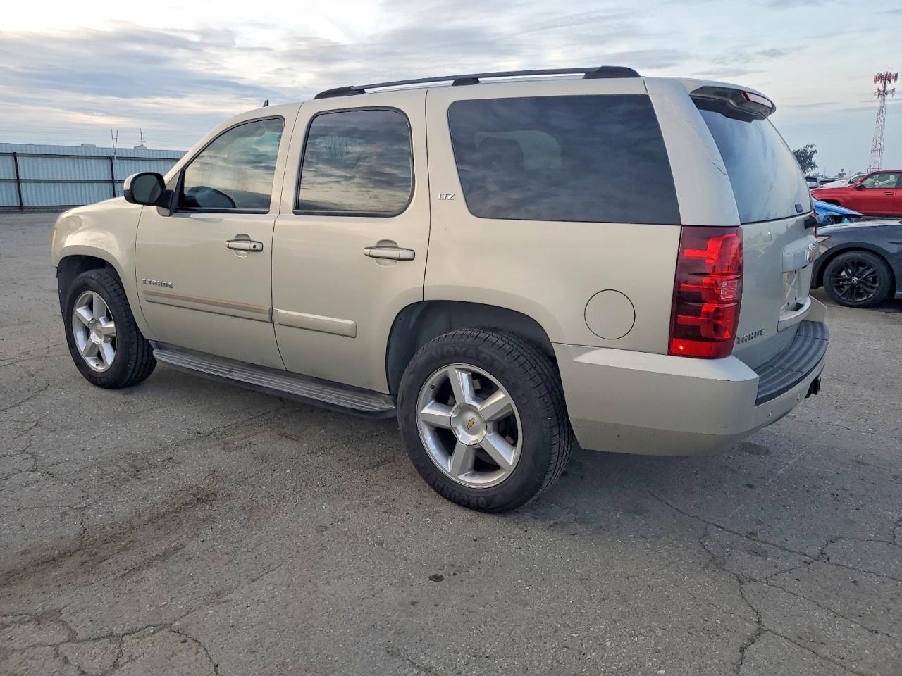 2007 CHEVROLET TAHOE C1500 photo 2
