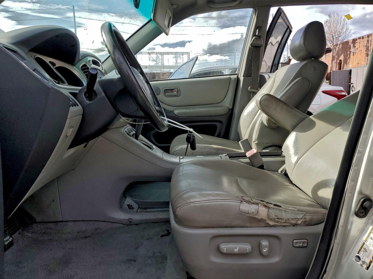 2004 TOYOTA HIGHLANDER BASE photo 7