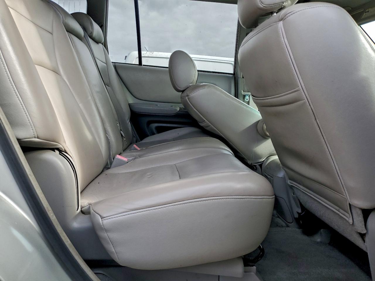 2004 TOYOTA HIGHLANDER BASE photo 10