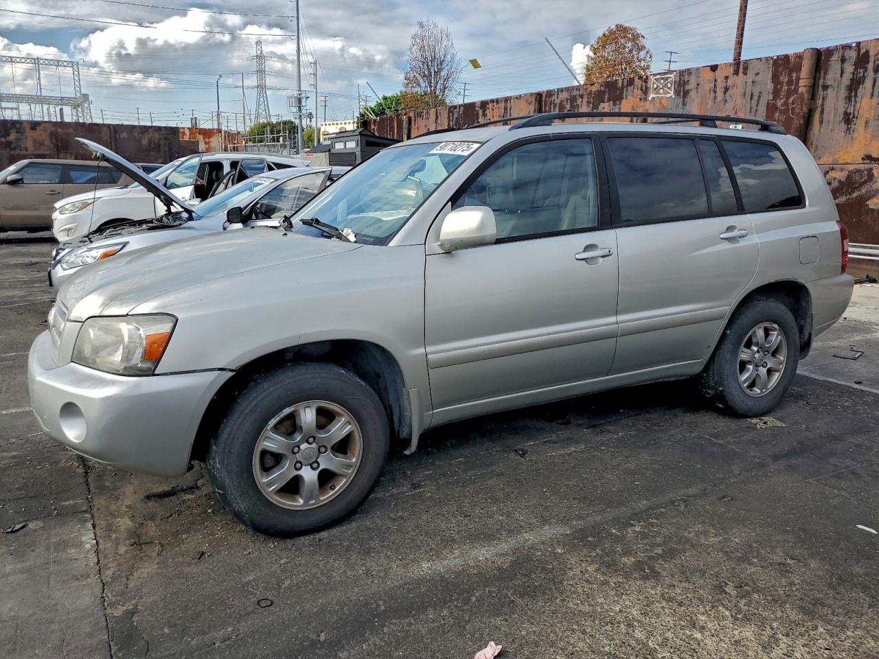 2004 TOYOTA HIGHLANDER
