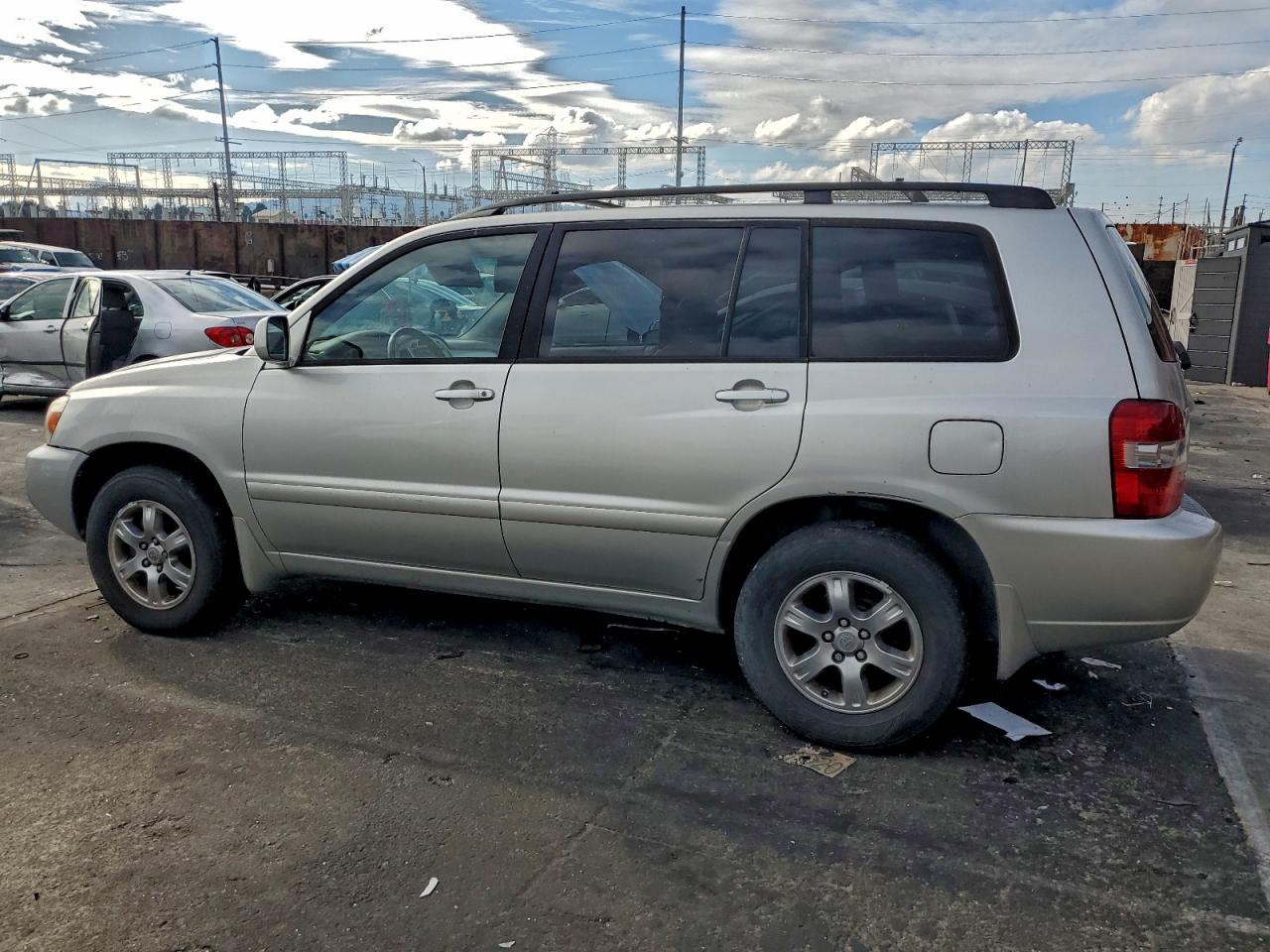2004 TOYOTA HIGHLANDER BASE photo 2