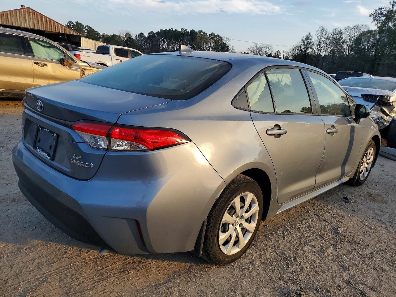 2024 TOYOTA COROLLA LE photo 3