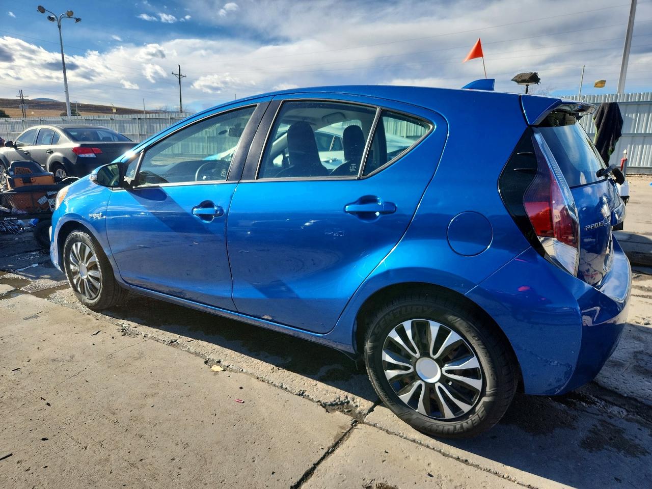 2015 TOYOTA PRIUS C photo 2