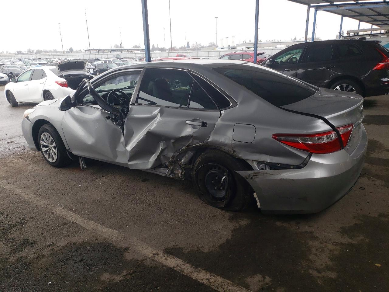 2016 TOYOTA CAMRY LE photo 2