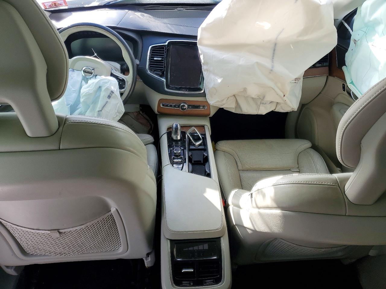 2017 VOLVO XC90 T8 photo 8