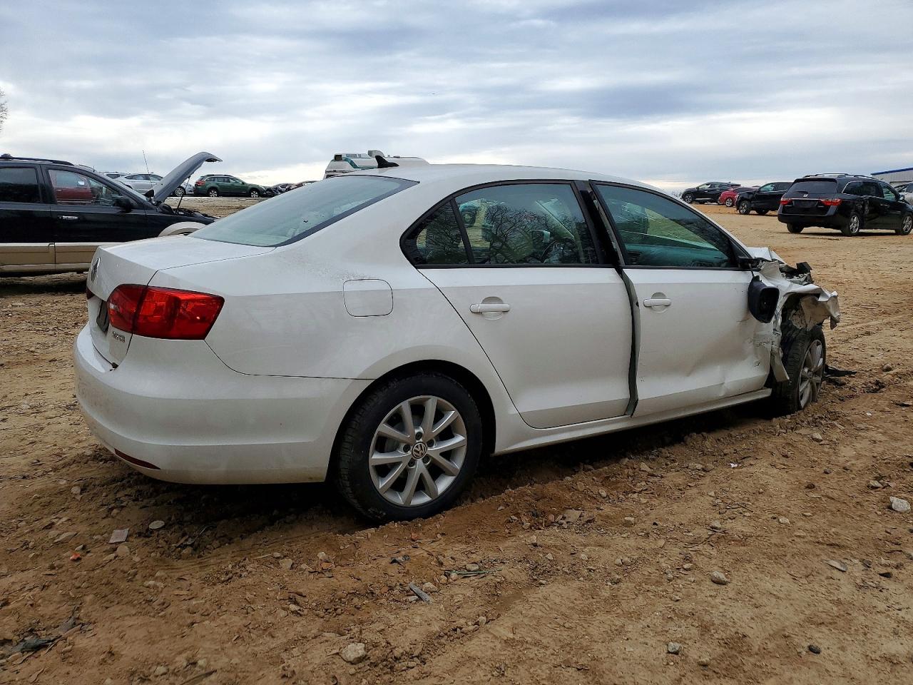 2011 VOLKSWAGEN JETTA SE photo 3