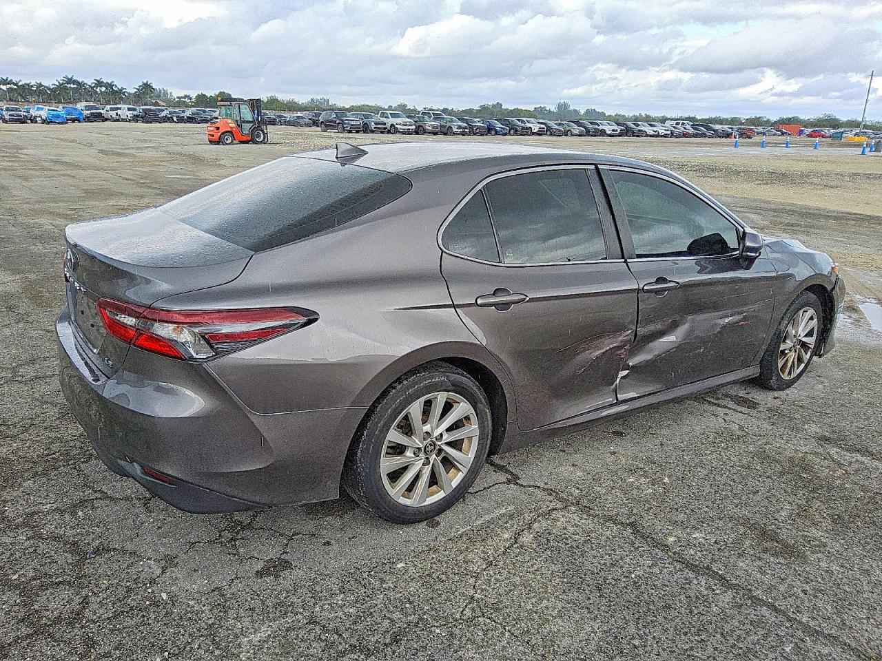 2021 TOYOTA CAMRY LE photo 3