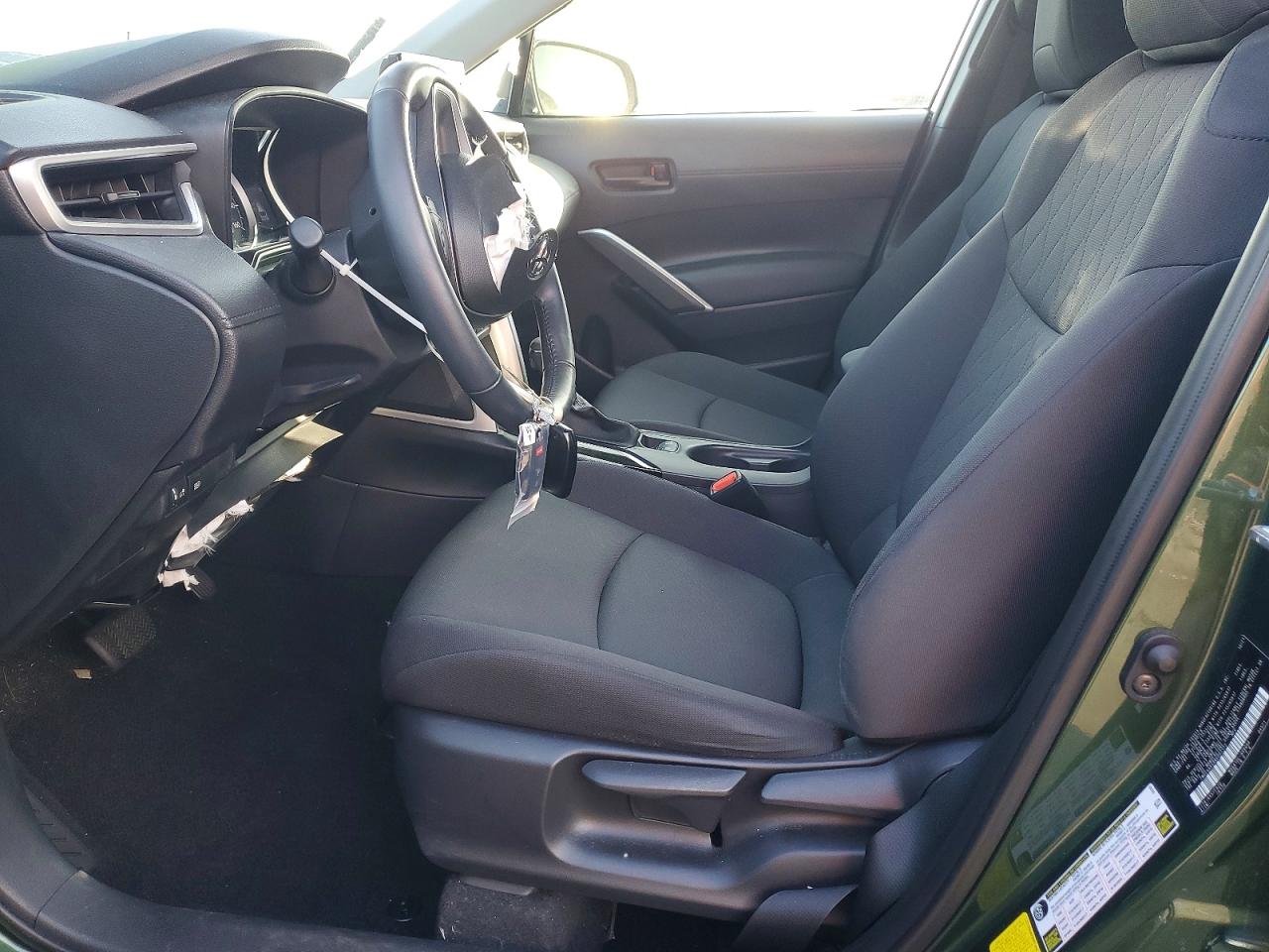 2022 TOYOTA COROLLA CROSS LE photo 7